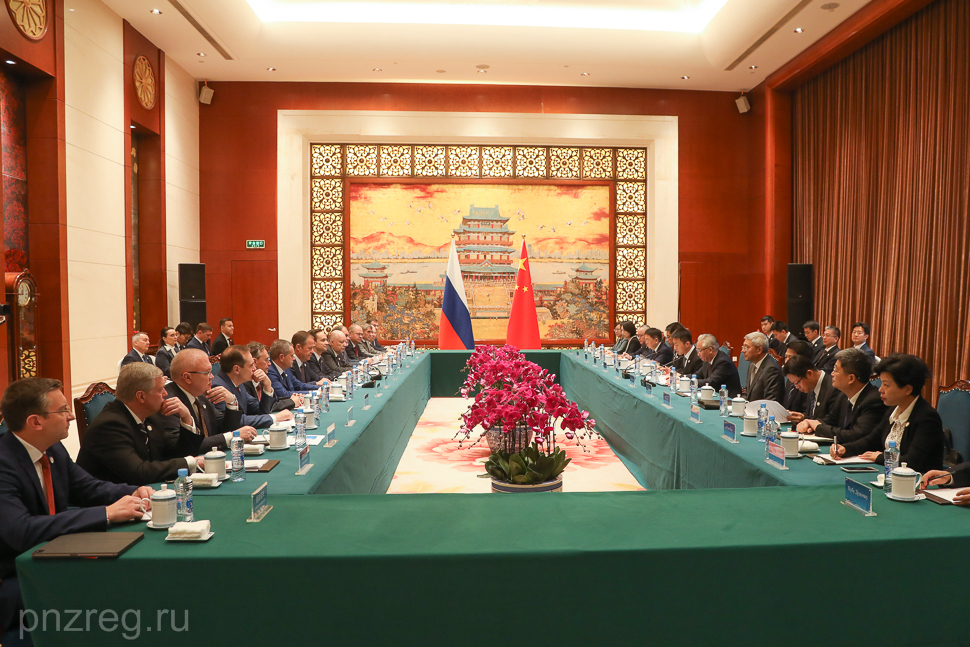 Oleg Melnichenko Meets with Igor Komarov and Zhang Guoqing 