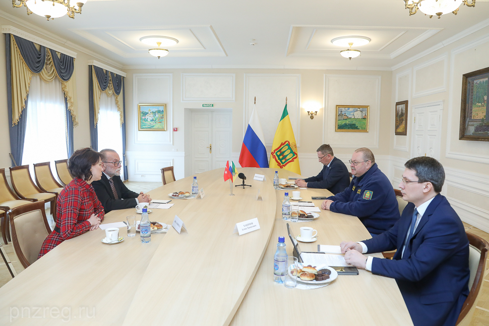 Governor Discusses Oil Extraction Plant Construction with AGSEN Property CEO