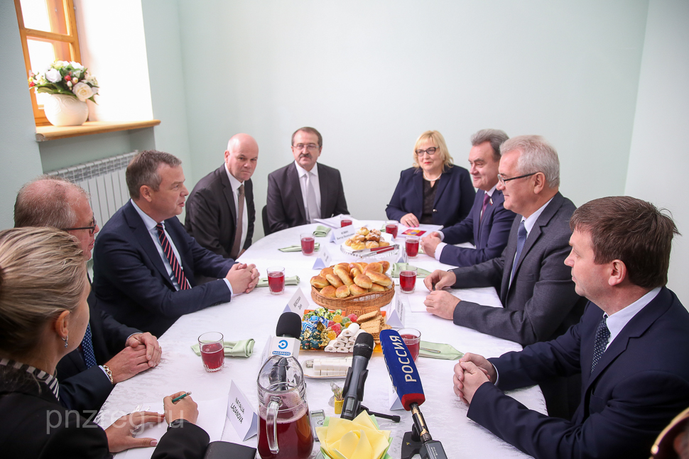 The Governor had a business meeting with the owner of “Aviagen Group”