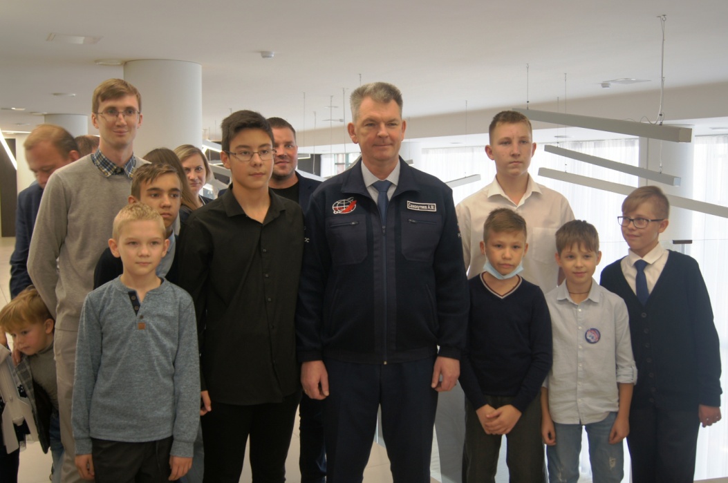 Aleksandr Samokutyayev Tells Children about Secrets of Space