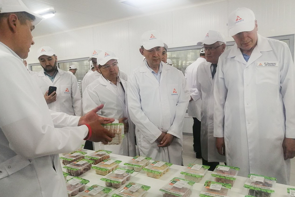 Nikolay Simonov Presents Penza Agro-Industrial Products to Erkinjon Turdimov