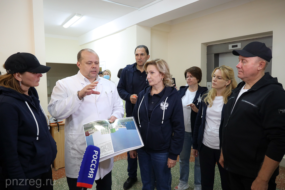 Inna Svyatenko With Colleagues from Federation Council Visit Penza Children Hospital
