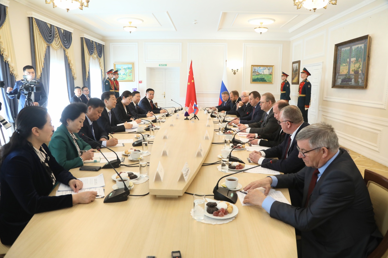 Oleg Melnichenko and Zhao Gang Discuss Cooperation Between Penza Oblast and Shaanxi Province Oleg Melnichenko and Zhao Gang Discuss Cooperation Between Penza Oblast and Shaanxi Province
