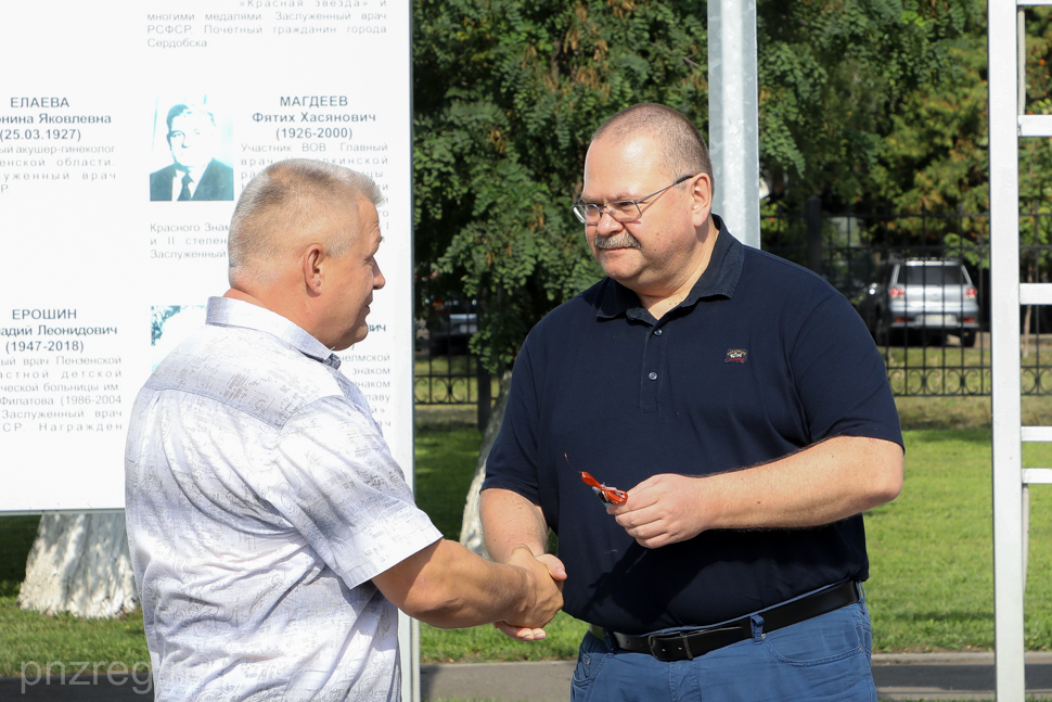 Oleg Melnichenko Hands over Keys to New Ambulance Cars