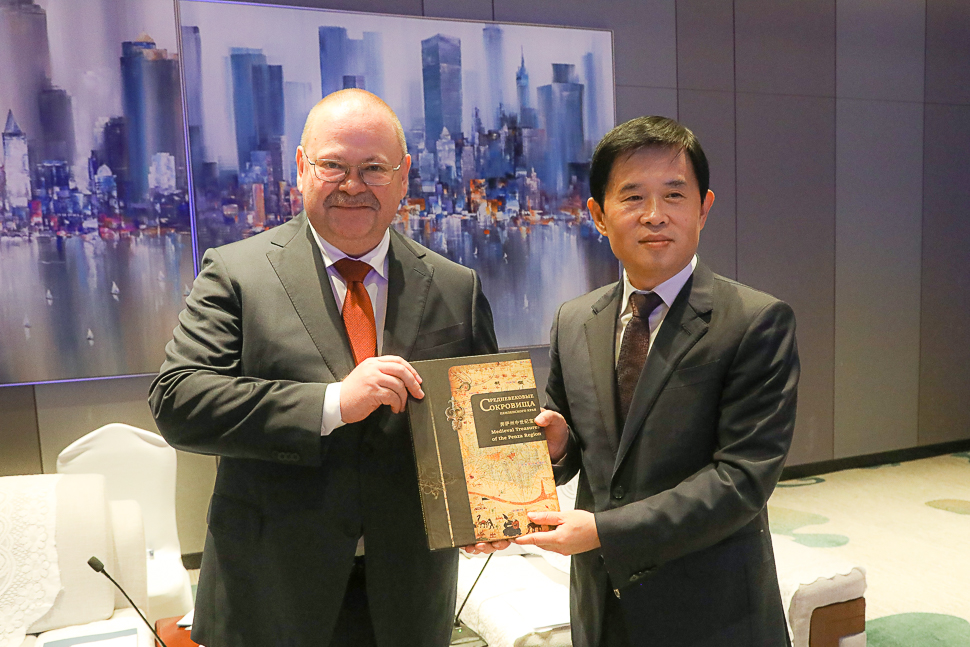 Oleg Melnichenko Suggests Opening Russian and Chinese Culture Centers