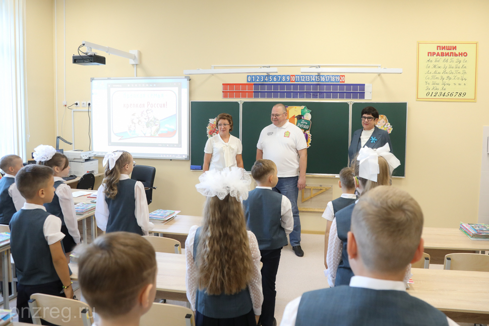 Oleg Melnichenko Opens School Named After Vasily Bochkaryov