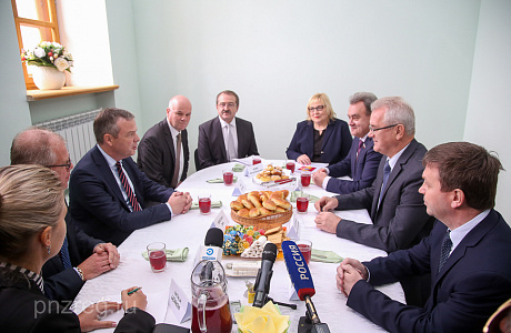 The Governor had a business meeting with the owner of “Aviagen Group”