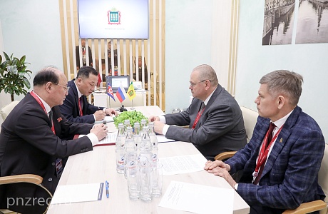 Oleg Melnichenko and Sin Hong Chol Discuss Cooperation Between Penza Oblast and DPRK