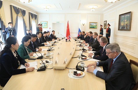 Oleg Melnichenko and Zhao Gang Discuss Cooperation Between Penza Oblast and Shaanxi Province