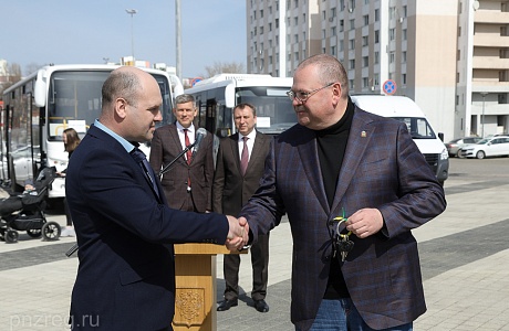 Oleg Melnichenko Transfers New Buses to Transport Companies of Penza Oblast