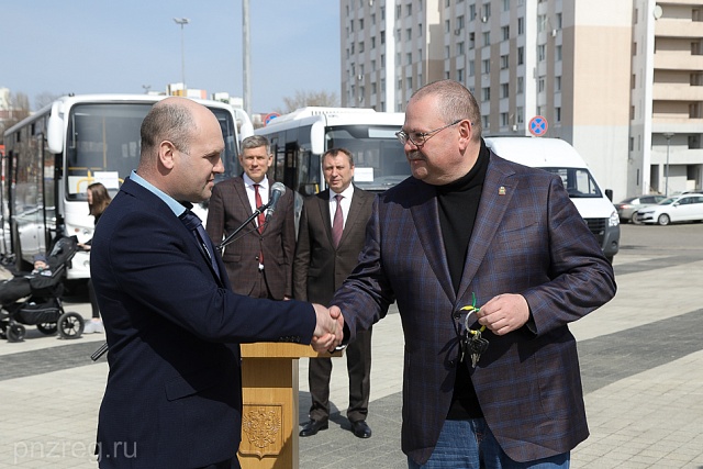 Oleg Melnichenko Transfers New Buses to Transport Companies of Penza Oblast