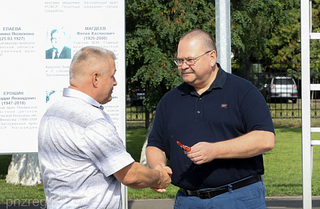 Oleg Melnichenko Hands over Keys to New Ambulance Cars