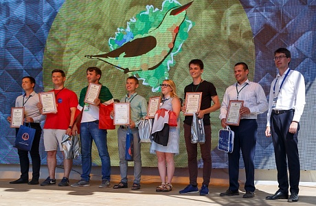 Participant from Penza winning a prize at ‘iVolga 2018’ Youth Forum