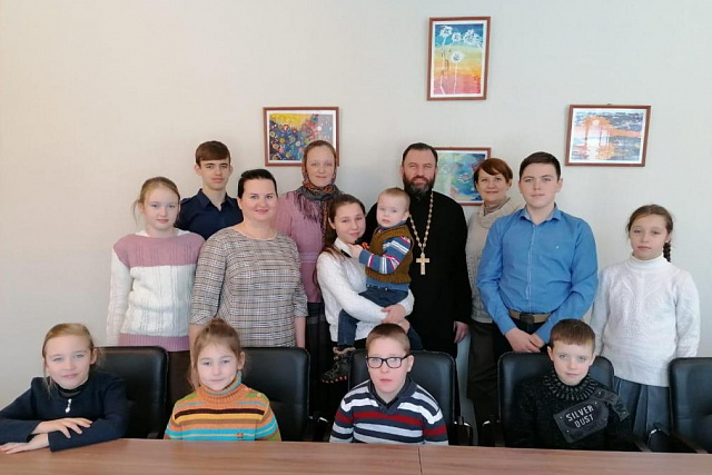 Large Families Praised in Penza before Mothers' Day