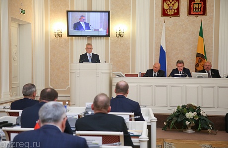 Ivan Belozertsev evaluating the past year as ‘good in terms of economy and social sphere’ at the Penza Legislative Assembly