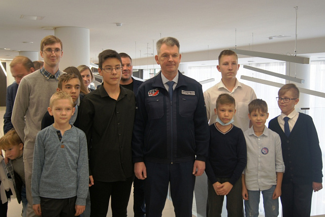 Aleksandr Samokutyayev Tells Children about Secrets of Space