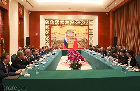 Oleg Melnichenko Meets with Igor Komarov and Zhang Guoqing 