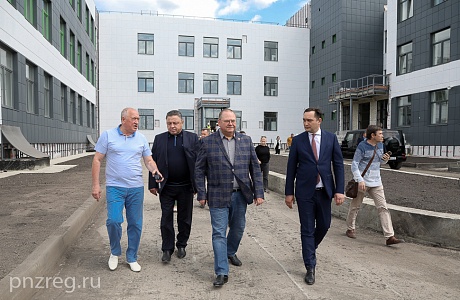 Senator Vyacheslav Timchenko Impressed by New School in Penza Oblast
