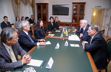 The meeting between the chairman of Penza regional government and the president of ‘Iskra Industry Co., Ltd.’ Yumiko Yoshida took place on Monday, December 3rd, in Penza. The parties discussed the cooperation between the Penza based company ‘Parapharm’ wh