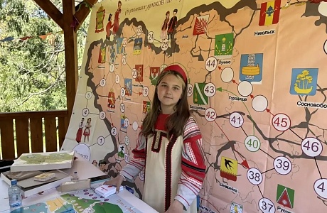 Penza Schoolgirl Presents Board Game About Her Oblast at International Festival in Artek