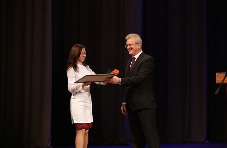 Ivan Belozertsev presented certificates - for 1 million rubles - to young doctors of the Penza region