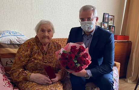 Governor Congratulates Penza Resident Darya Melnichenko on Her 103rd Birthday Governor Congratulates Penza Resident Darya Melnichenko on Her 103rd Birthday
