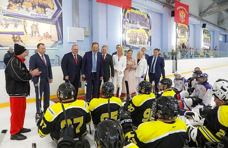 Igor Komarov Meets Penza's Sledge Hockey Team
