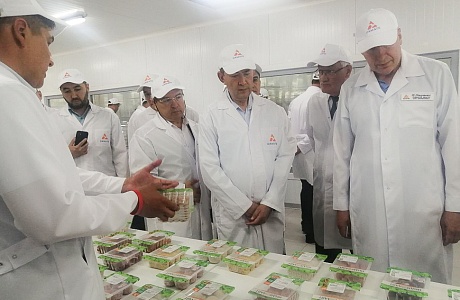 Nikolay Simonov Presents Penza Agro-Industrial Products to Erkinjon Turdimov